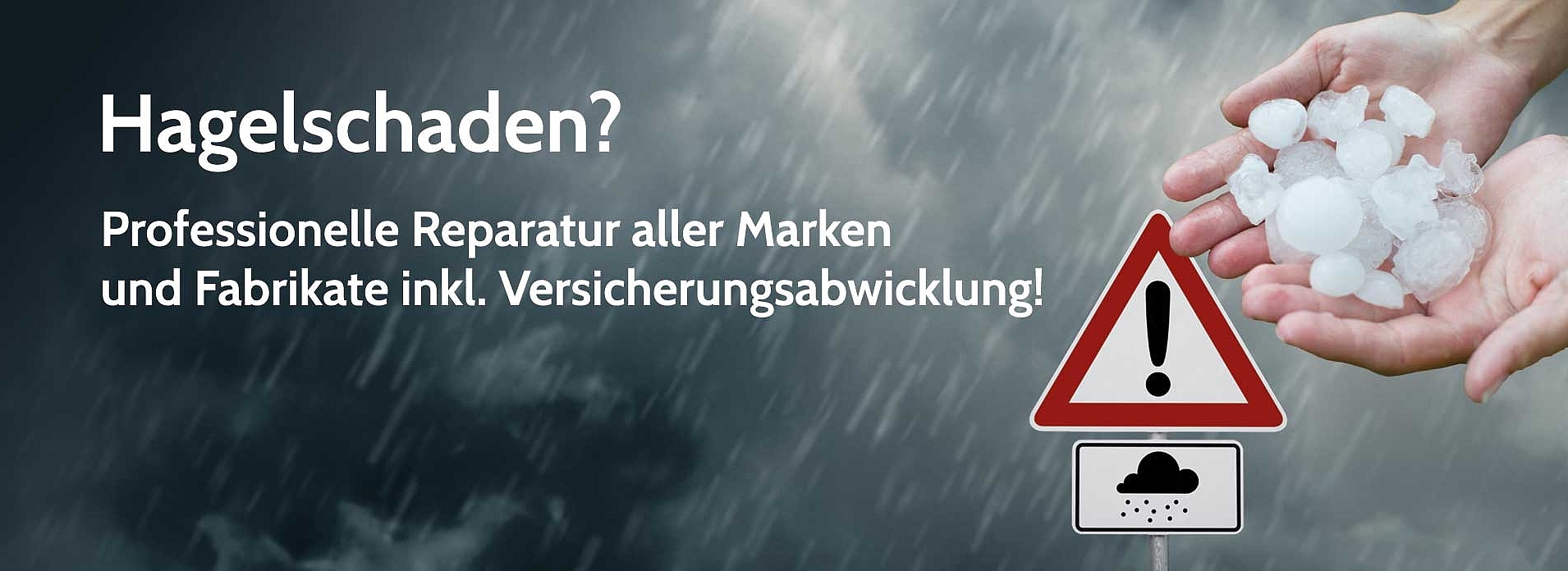 Eine Hand hält große Hagelkörner vor einem Achtung-Verkehrsschild. Im Hintergrund sind Sturmwolken. 