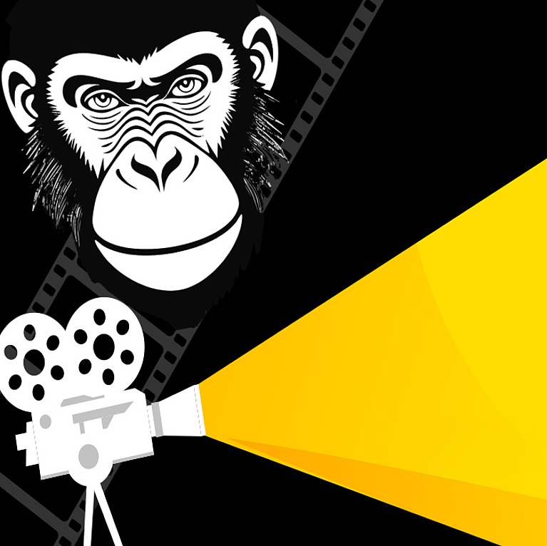 Eine Filmkamera projiziert einen gelben Schein vor schwarzem Hintergrund. Der Text "Open Air Kino, Better Man" steht darauf.