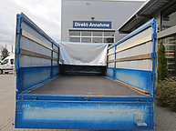 Ein blauer LKW mit Plane