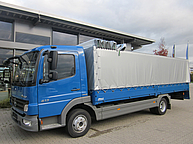 Ein blauer LKW mit Plane