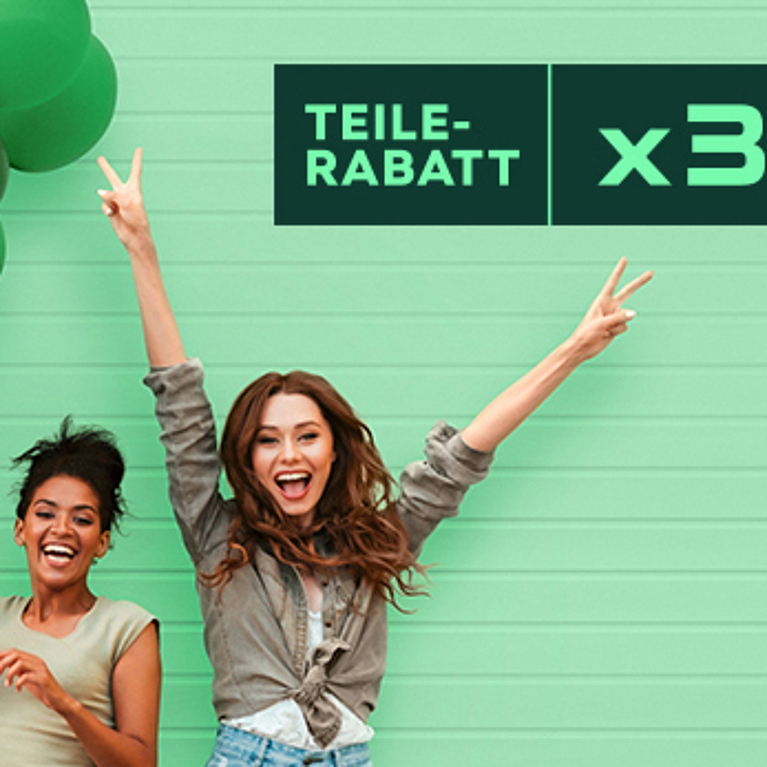 Drei Frauen, die sich freune, springen und die Hände zum Himmel strecken sind auf dem Bild zusehen. Die linke Frau hält Luftballons in den Händen. Oben rechts ist die Aufschrift "Teilerabatt x3"  