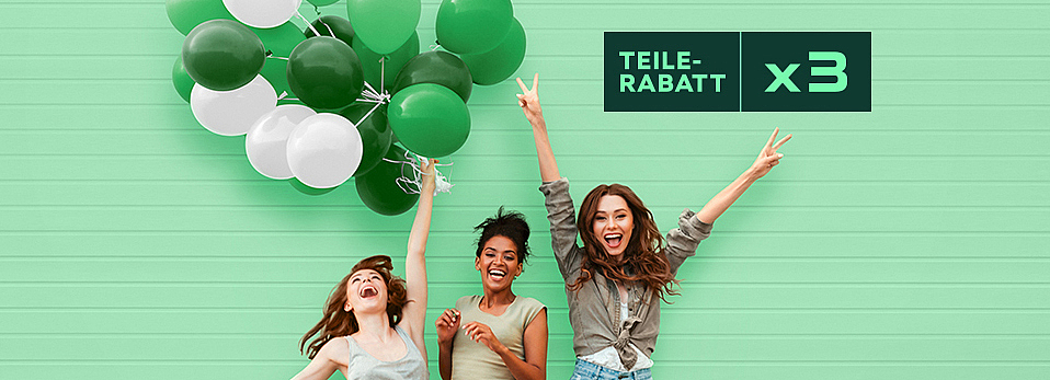 Drei Frauen, die sich freune, springen und die Hände zum Himmel strecken sind auf dem Bild zusehen. Die linke Frau hält Luftballons in den Händen. Oben rechts ist die Aufschrift "Teilerabatt x3"  