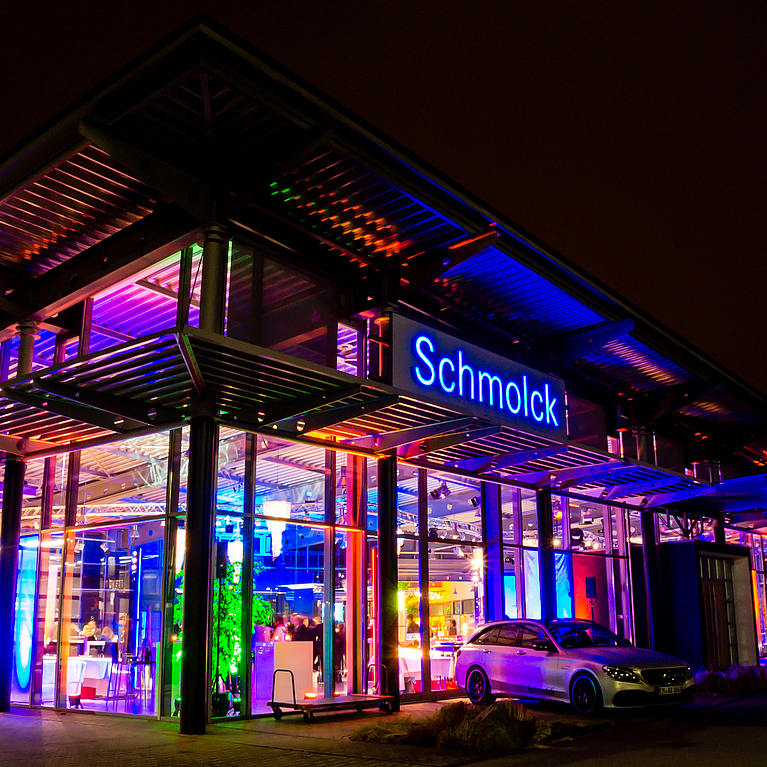 Auf dem Bild ist das Mercedes PKW gebäude in Emmendingen bei Nacht mit schöner Beleuchtung zusehen