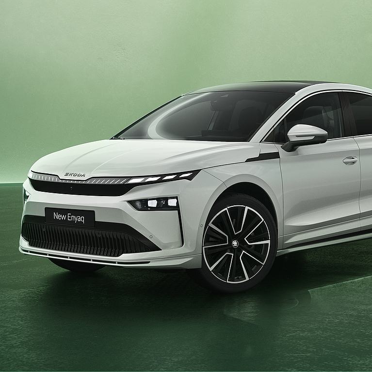 Auf dem Bild sehen Sie einen Skoda Enyaq Coupe mit der Aufschrift jetzt Skoda Vorteilscode freischalten