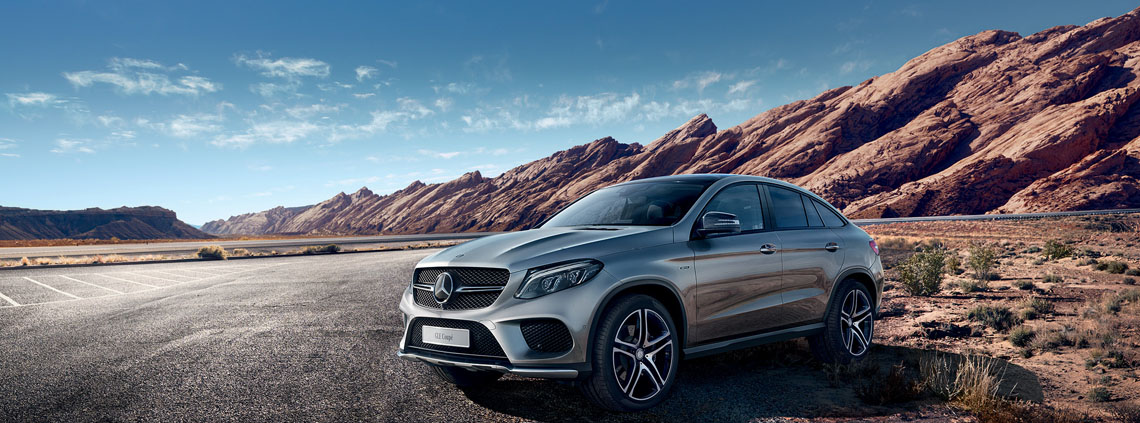 GLE-Coupe in dunkel Silber, vor Bergen.