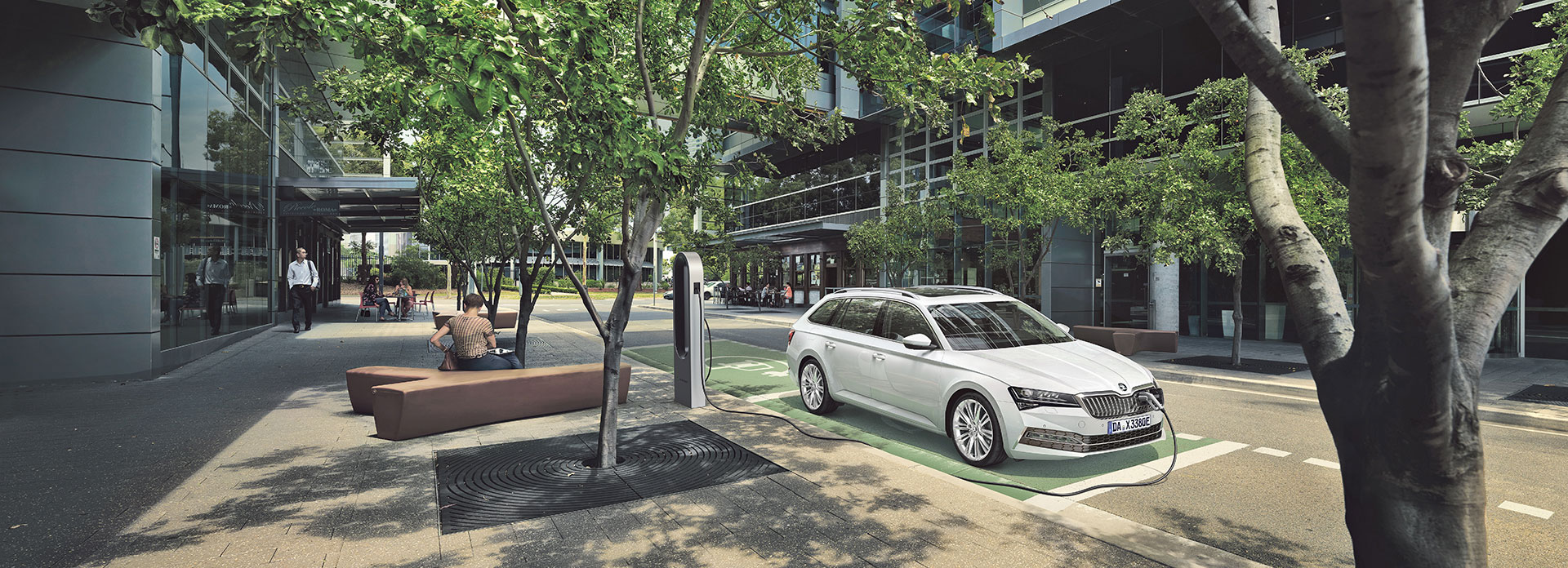 Informieren Sie sich im Autohaus Schmolck über den neuen ŠKODA SUPERB iV Hybrid.