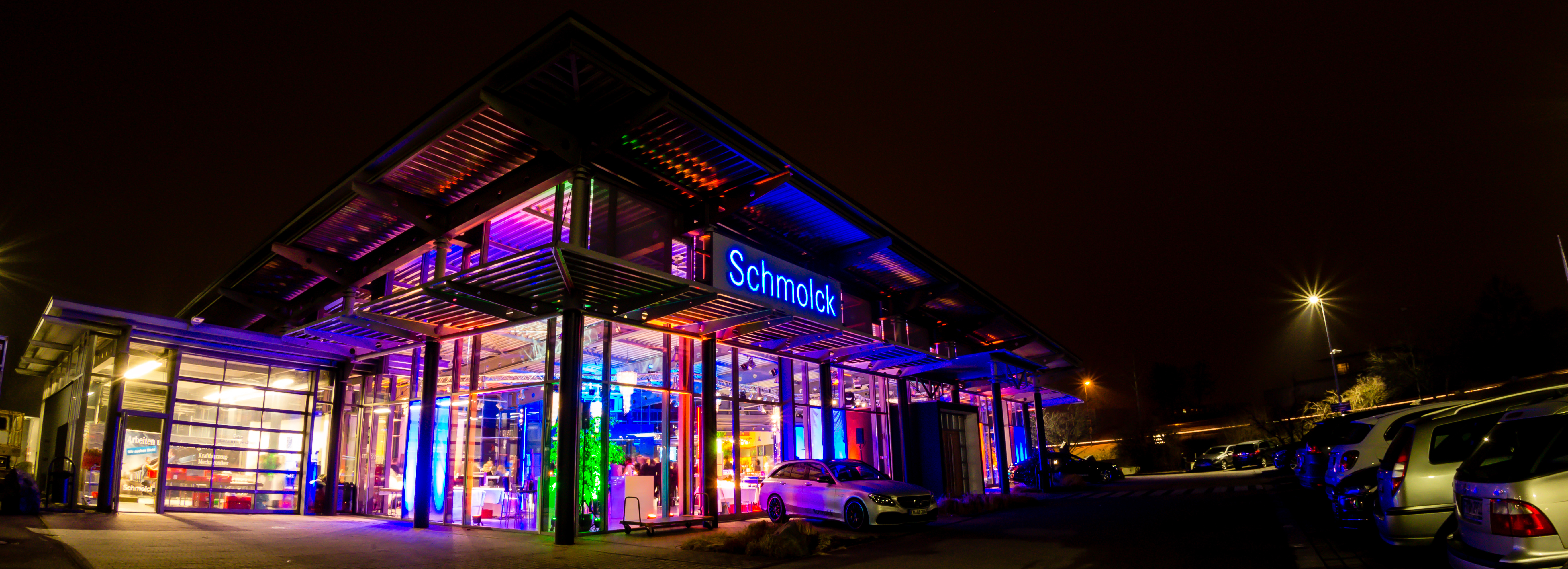 Auf dem Bild ist das Mercedes PKW gebäude in Emmendingen bei Nacht mit schöner Beleuchtung zusehen