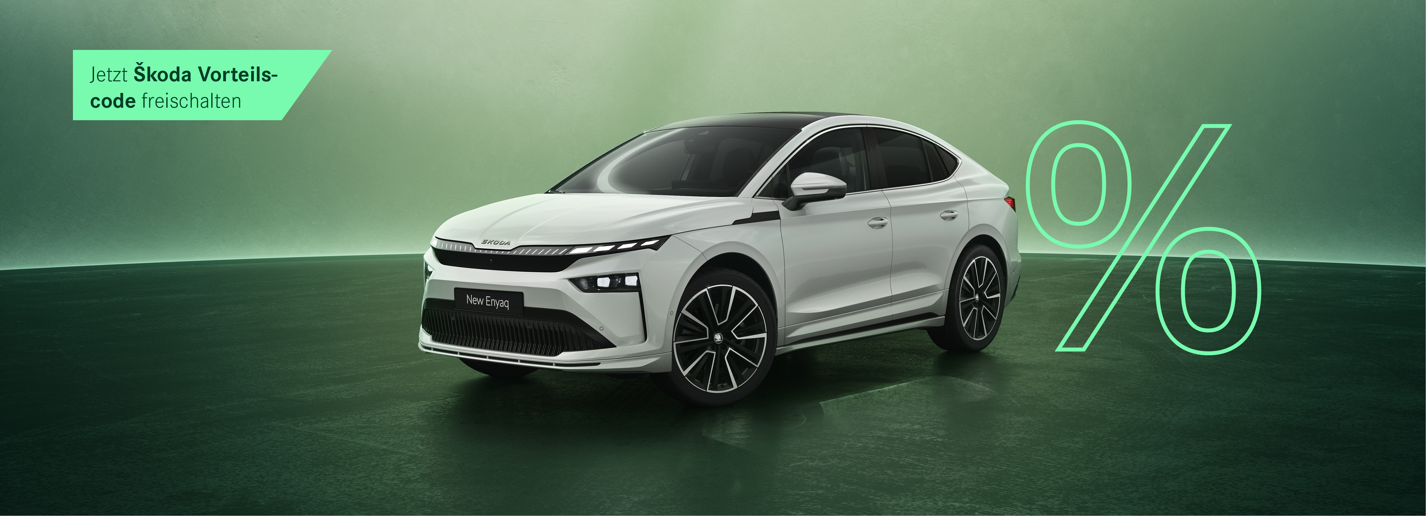 Auf dem Bild sehen Sie einen Skoda Enyaq Coupe mit der Aufschrift jetzt Skoda Vorteilscode freischalten