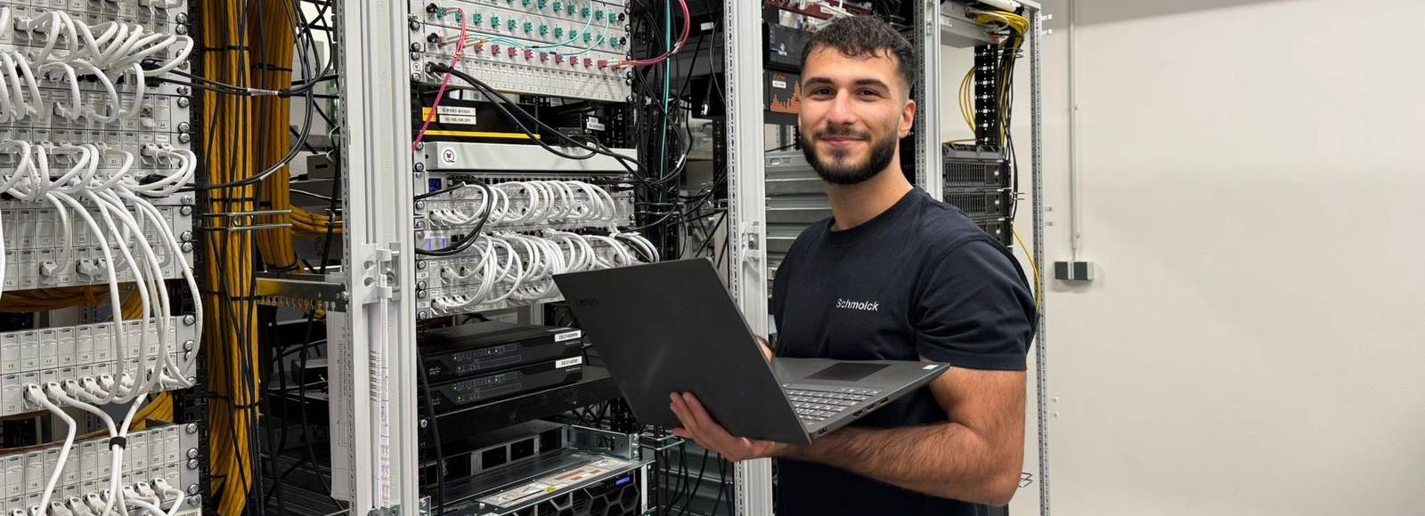 Auf dem Bild sehen sie den Auszubildenden der IT Abteilung im Serverraum