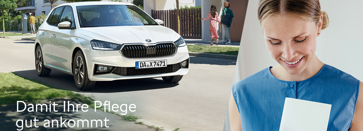 Auf dem Bild sehen Sie rechts eine Frau mit einem Umschlag in der Hand un dlinks den Škoda Fabia als Symbol für die Škoda Pflegedienste Aktion
