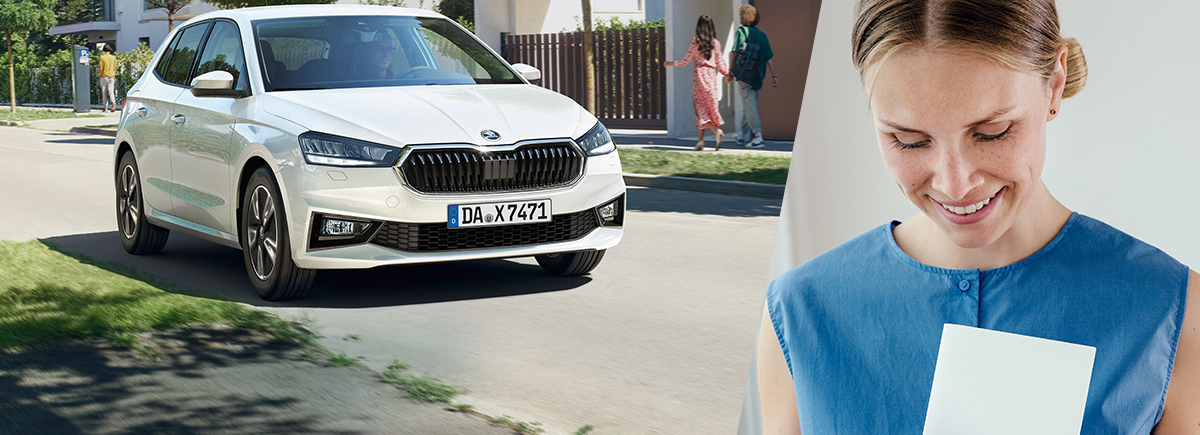 Auf dem Bild sehen Sie rechts eine Frau mit einem Umschlag in der Hand un dlinks den Škoda Fabia als Symbol für die Škoda Pflegedienste Aktion