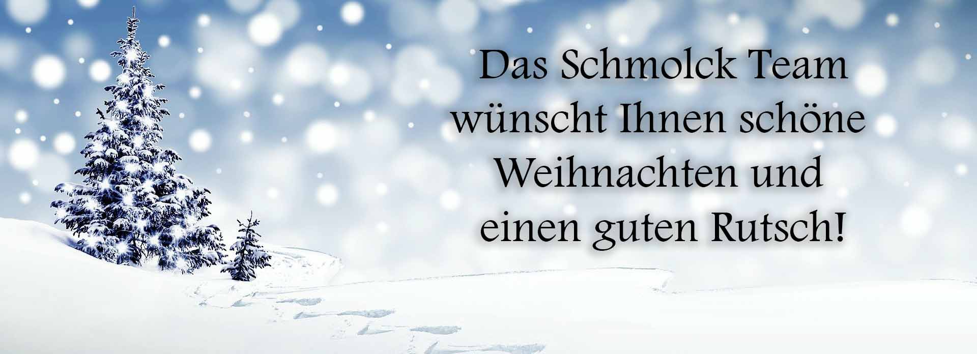 Eine verschneite Landschaft mit Tannenbaum und der Aufschrift "Das Schmolck Team wünscht Ihnen schöne Weihnachten und einen guten Rutsch!" 