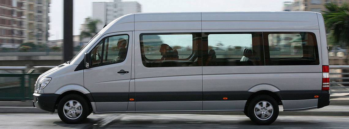 Jetzt bei Schmolck den Mercedes-Benz Sprinter Kombi 9 Sitzer ab 111 €/Tag mieten.